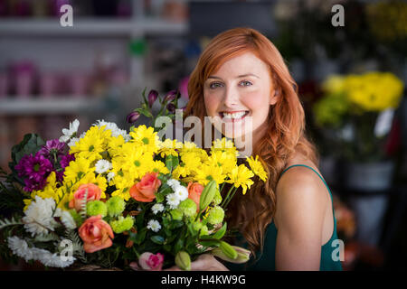 Glücklich weibliche Floristen mit Blumenstrauß Stockfoto