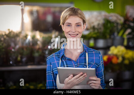 Weibliche Florist Holding digital-Tablette Stockfoto