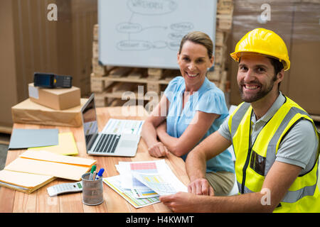Warehouse Manager und Arbeiter lächelnd in Lager Stockfoto
