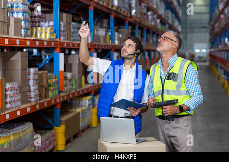 Lagerarbeiter, die miteinander interagieren Stockfoto