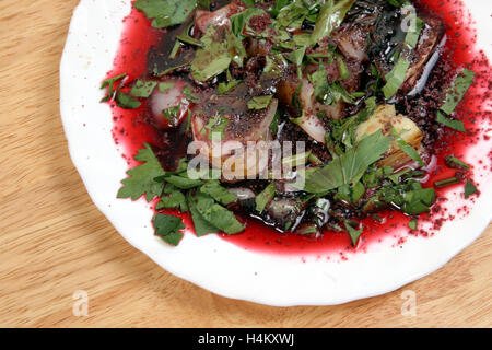 Zwiebel-Salat mit Petersilie, Granatapfel-sauce Stockfoto