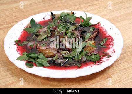 Zwiebel-Salat mit Petersilie, Granatapfel-sauce Stockfoto
