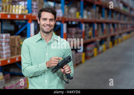 Porträt des Arbeitnehmers mit der Hand statt computer Stockfoto