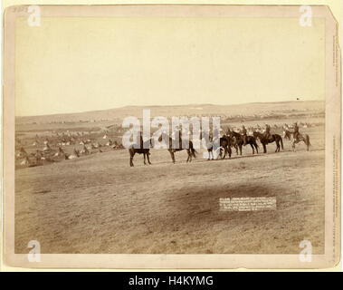 Gen Meilen und Mitarbeiter betrachten die größten feindliche Indianerlager in den USA, in der Nähe von Pine Ridge, S. Dak., 16. Januar 1891 Stockfoto