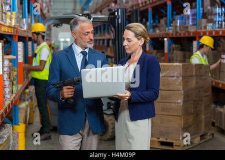 Lagerleiter und Client mit laptop Stockfoto