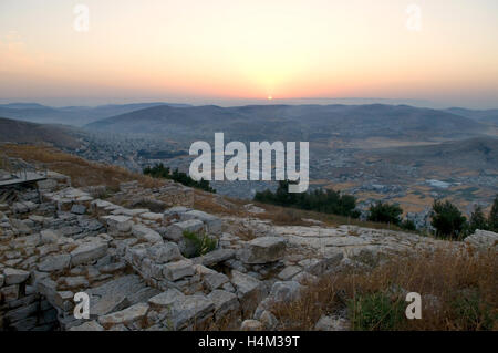 Malerische Aussicht über die Ruinen der samaritischen Stadt aus der hellenistischen Zeit, die 128 v. Chr. von John Hyrcanus auf dem Gipfel des Mount Gerizim in der Nähe der Stadt Nablus im Westjordanland zerstört wurde. Die Samariter, die ihre Wurzeln auf das nördliche Königreich Israel im heutigen nördlichen Westjordanland zurückverfolgen, betrachten es anstatt auf Jerusalems Tempelberg als den von Gott für einen heiligen Tempel gewählten Ort. Stockfoto