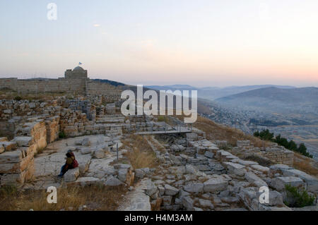 Ruinen der samaritanischen Stadt aus der hellenistischen Zeit, die 128 v. Chr. von John Hyrcanus auf dem Gipfel des Mount Gerizim in der Nähe der Stadt Nablus im Westjordanland zerstört wurde. Die Samariter, die ihre Wurzeln auf das nördliche Königreich Israel im heutigen nördlichen Westjordanland zurückverfolgen, betrachten es anstatt auf Jerusalems Tempelberg als den von Gott für einen heiligen Tempel gewählten Ort. Stockfoto