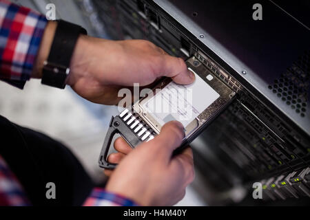 Einfügen einer Festplatte Techniker fahren in einem Blade-server Stockfoto