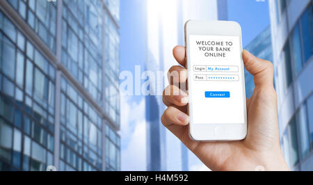 Online-Banking mit dem Smartphone, Frau Hand mit einem Mobiltelefon im Geschäftsviertel Stockfoto