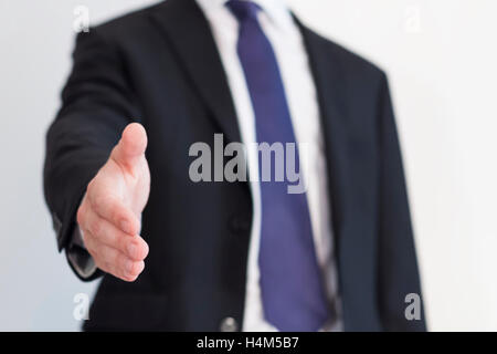 Geschäftsmann mit weißem Hemd und blaue Krawatte bereit, Händedruck oder Dichtung einen deal mit der offenen Hand begrüßen Sie Stockfoto