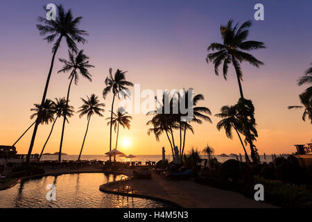 Entspannung in einem schönen Strand Hotel und Resort in der Nähe von Tropical Meer bei Sonnenuntergang Stockfoto