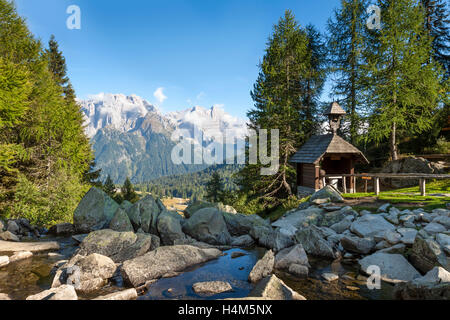 Schöne Aussicht auf die Dolomiten in den italienischen Alpen vom See Malghette Stockfoto