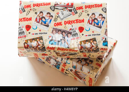 Weihnachten Schuhkarton verpackt in eine Richtung Geschenkpapier für wohltätige Zwecke für Kinder, die nicht so privilegiert Stockfoto