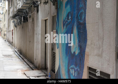 Street Art auf der Seite der Gebäude im Stadtteil Kwun Tong, Hong Kong Stockfoto