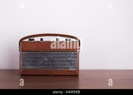 Alten Retro-Stil-Radio auf einer Holzfläche mit hellem Hintergrund Stockfoto
