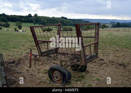 Alte Eisen Wagen mit Reifen platzen in eine Felder setzen. Stockfoto