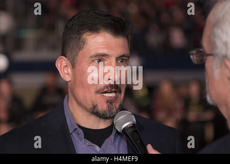 Spezialeinheit Army Ranger Kris 'Tanto' Paronto besucht die 13 Stunde roten Teppich Premiere im AT&T-Stadion am 12. Januar 2016 in Dallas, Texas. Stockfoto