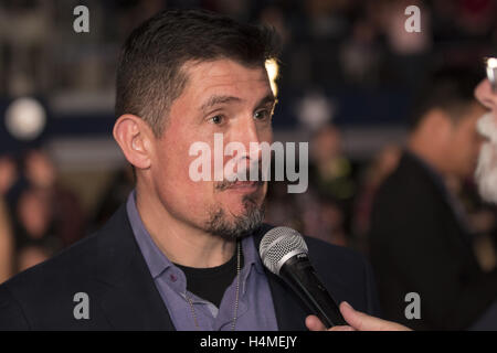 Spezialeinheit Army Ranger Kris 'Tanto' Paronto besucht die 13 Stunde roten Teppich Premiere im AT&T-Stadion am 12. Januar 2016 in Dallas, Texas. Stockfoto