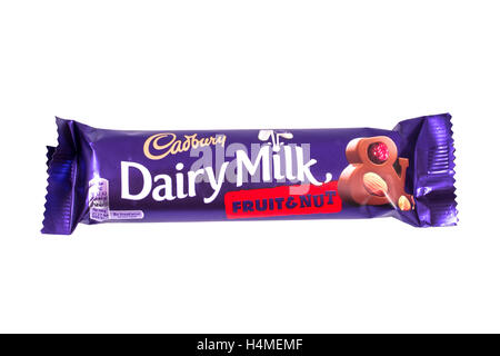 LONDON, UK - 13. Oktober 2016: Eine ungeöffnete Molkerei Milch Frucht und Nuss Schokolade hergestellt von Cadbury. Stockfoto