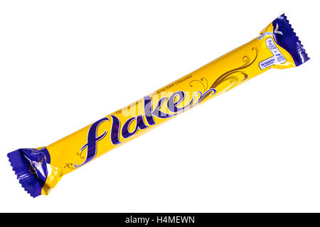 LONDON, UK - 13. Oktober 2016: Eine ungeöffnete Flake Schokolade Bar hergestellt von Cadbury, über einen weißen Hintergrund abgebildet. Stockfoto