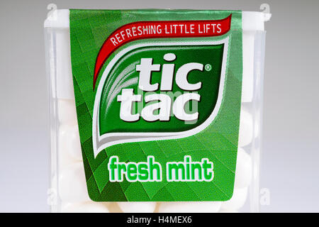 LONDON, UK - 13. Oktober 2016: Eine ungeöffnete Packung mit Tic Tac Münzstätten in einem einfachen grauen Hintergrund, am 13. Oktober 2016. Stockfoto