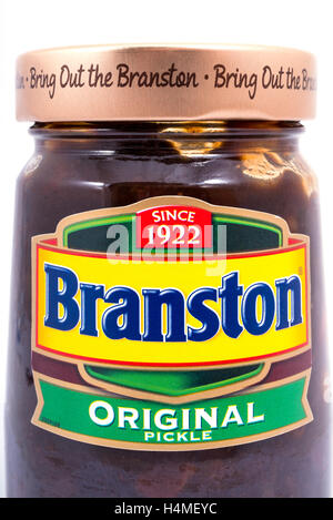 LONDON, UK - 13. Oktober 2016: Eine Nahaufnahme eines Glases Branston Pickle über einen weißen Hintergrund, am 13. Oktober 2016. Stockfoto