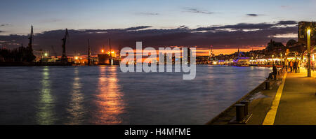 Hamburger Hafen; Panorama bei Nacht Stockfoto