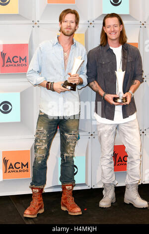Sänger Brian Kelley (L) und Tyler Hubbard von Florida Georgia Line, Gewinner des Vocal Duo des Jahres stellen im Presseraum während der 51. Academy of Country Music Awards im MGM Grand Garden Arena am 3. April 2016 in Las Vegas, Nevada. Stockfoto