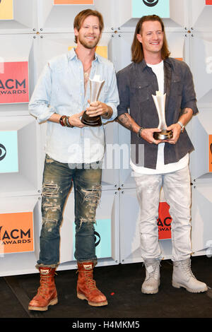 Sänger Brian Kelley (L) und Tyler Hubbard von Florida Georgia Line, Gewinner des Vocal Duo des Jahres stellen im Presseraum während der 51. Academy of Country Music Awards im MGM Grand Garden Arena am 3. April 2016 in Las Vegas, Nevada. Stockfoto