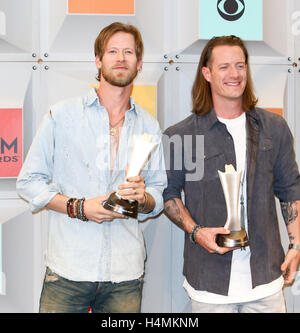 Sänger Brian Kelley (L) und Tyler Hubbard von Florida Georgia Line, Gewinner des Vocal Duo des Jahres stellen im Presseraum während der 51. Academy of Country Music Awards im MGM Grand Garden Arena am 3. April 2016 in Las Vegas, Nevada. Stockfoto