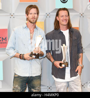Sänger Brian Kelley (L) und Tyler Hubbard von Florida Georgia Line, Gewinner des Vocal Duo des Jahres stellen im Presseraum während der 51. Academy of Country Music Awards im MGM Grand Garden Arena am 3. April 2016 in Las Vegas, Nevada. Stockfoto