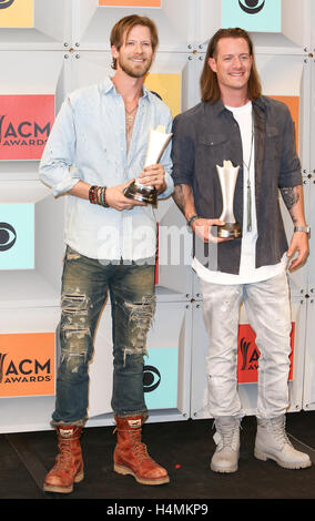 Sänger Brian Kelley (L) und Tyler Hubbard von Florida Georgia Line, Gewinner des Vocal Duo des Jahres stellen im Presseraum während der 51. Academy of Country Music Awards im MGM Grand Garden Arena am 3. April 2016 in Las Vegas, Nevada. Stockfoto