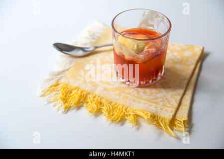 Mango-Eis mit Erdbeer-Marmelade. Stockfoto