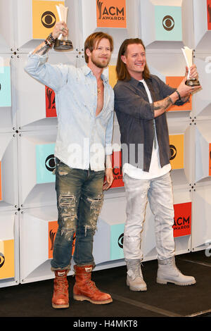 Sänger Brian Kelley (L) und Tyler Hubbard von Florida Georgia Line, Gewinner des Vocal Duo des Jahres stellen im Presseraum während der 51. Academy of Country Music Awards im MGM Grand Garden Arena am 3. April 2016 in Las Vegas, Nevada. Stockfoto