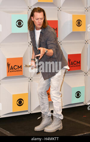 Sänger Tyler Hubbard von Florida Georgia Line, Gewinner des Vocal Duo des Jahres darstellen im Presseraum während der 51. Academy of Country Music Awards im MGM Grand Garden Arena am 3. April 2016 in Las Vegas, Nevada. Stockfoto