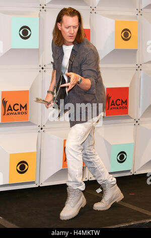 Sänger Tyler Hubbard von Florida Georgia Line, Gewinner des Vocal Duo des Jahres darstellen im Presseraum während der 51. Academy of Country Music Awards im MGM Grand Garden Arena am 3. April 2016 in Las Vegas, Nevada. Stockfoto