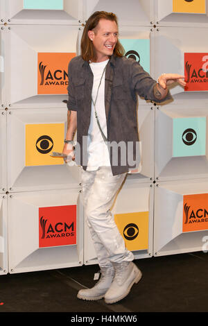 Sänger Tyler Hubbard von Florida Georgia Line, Gewinner des Vocal Duo des Jahres darstellen im Presseraum während der 51. Academy of Country Music Awards im MGM Grand Garden Arena am 3. April 2016 in Las Vegas, Nevada. Stockfoto