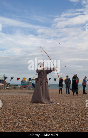 Bogenschießen-Demonstration von 1066 Schlacht von Hastings Reenactor am Strand von Hastings, Sussex, UK Stockfoto