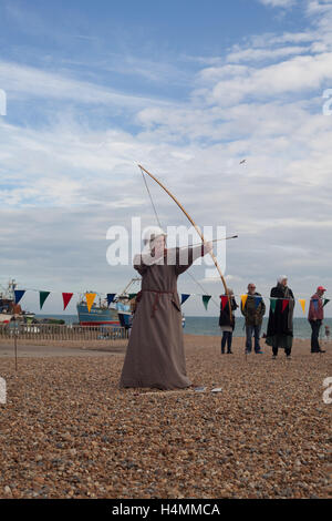 Bogenschießen-Demonstration von 1066 Schlacht von Hastings Reenactor am Strand von Hastings, Sussex, UK Stockfoto