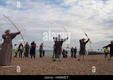 Bogenschießen-Demonstration von 1066 Schlacht von Hastings Reenactor am Strand von Hastings, Sussex, UK Stockfoto