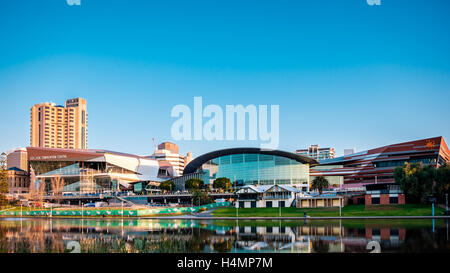 Adelaide, Australien - 11. September 2016: Adelaide Convention Centre von der Nordseite des Flusses Torrens in Elder Park gesehen Stockfoto