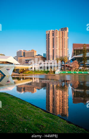 Adelaide, Australien - 11. September 2016: Adelaide Stadtzentrum von der Nordseite des Flusses Torrens in Elder Park gesehen. Stockfoto