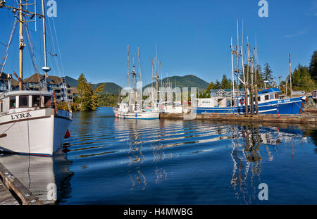 Schiffe im Hafen von Ucluelet, Vancouver Island, British Columbia, Kanada Stockfoto