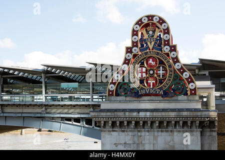 London, Chatham and Dover Railway Wappen auf Blackfriars Bridge, London, UK Stockfoto