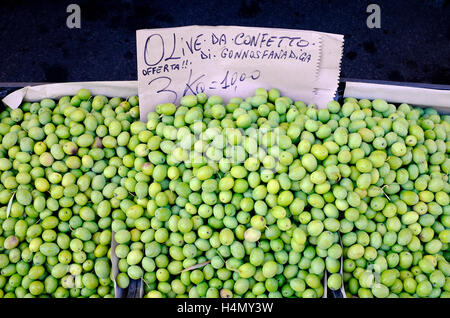 Oliven zum Verkauf am Marktstand, Bosa, Sardinien, Italien Stockfoto