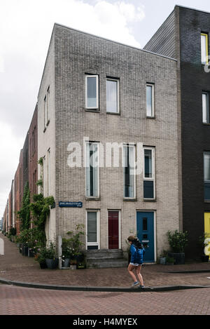 Amsterdam, Niederlande - 8. August 2016: Reihenhäuser moderner Architektur. IJburg ist ein Wohnviertel in künstlichen Stockfoto