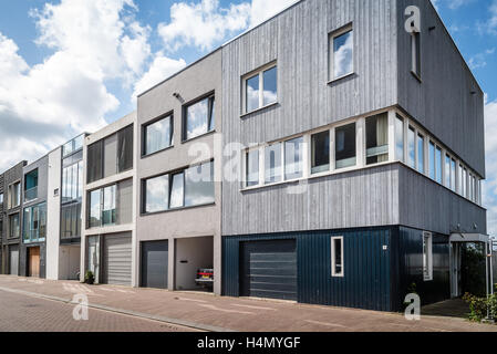 Amsterdam, Niederlande - 8. August 2016: Reihenhäuser moderner Architektur. IJburg ist ein Wohnviertel in künstlichen Stockfoto