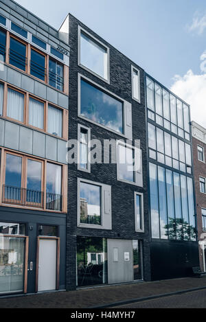 Amsterdam, Niederlande - 8. August 2016: Reihenhäuser moderner Architektur. IJburg ist ein Wohnviertel in künstlichen Stockfoto