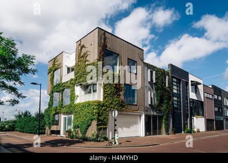 Amsterdam, Niederlande - 8. August 2016: Reihenhäuser moderner Architektur. IJburg ist ein Wohnviertel in künstlichen Stockfoto