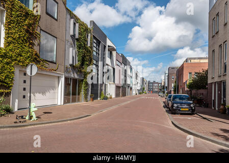 Amsterdam, Niederlande - 8. August 2016: Reihenhäuser moderner Architektur. IJburg ist ein Wohnviertel in künstlichen Stockfoto